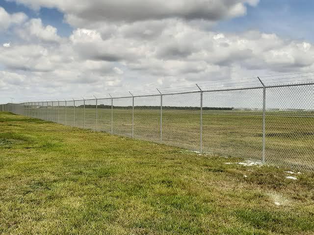 500 ft Commercial Galvanized Chain Link Fence Kit – 8 ft High with Barbed Wire & Gates (CAEL-F500)