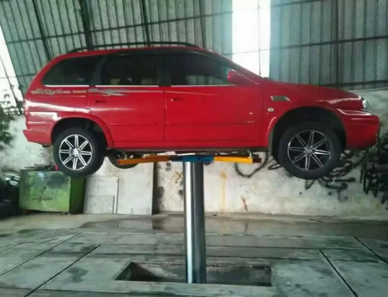 In-ground single post car lift – H shape