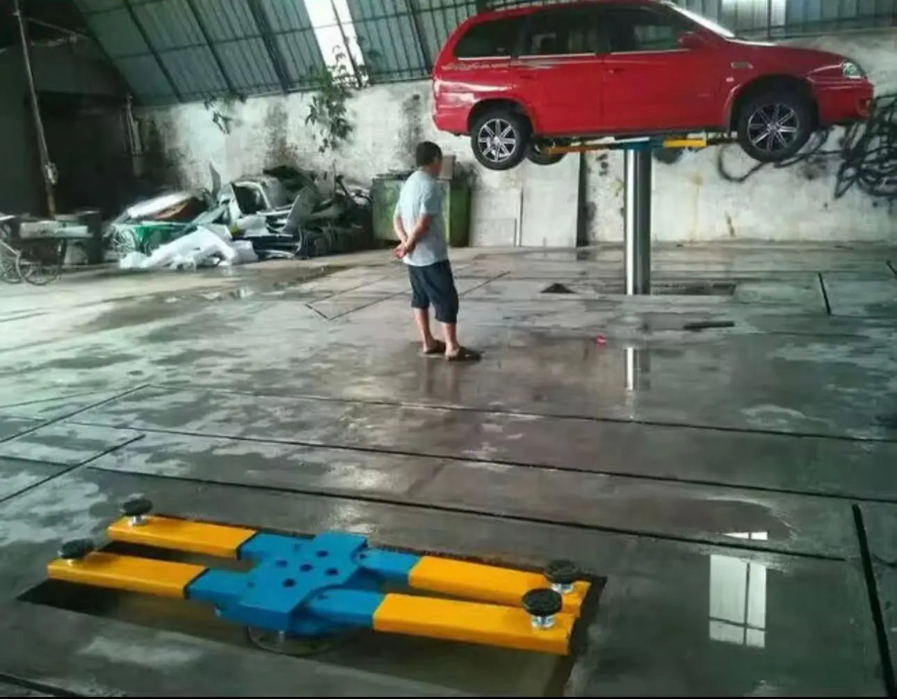 In-ground single post car lift – H shape