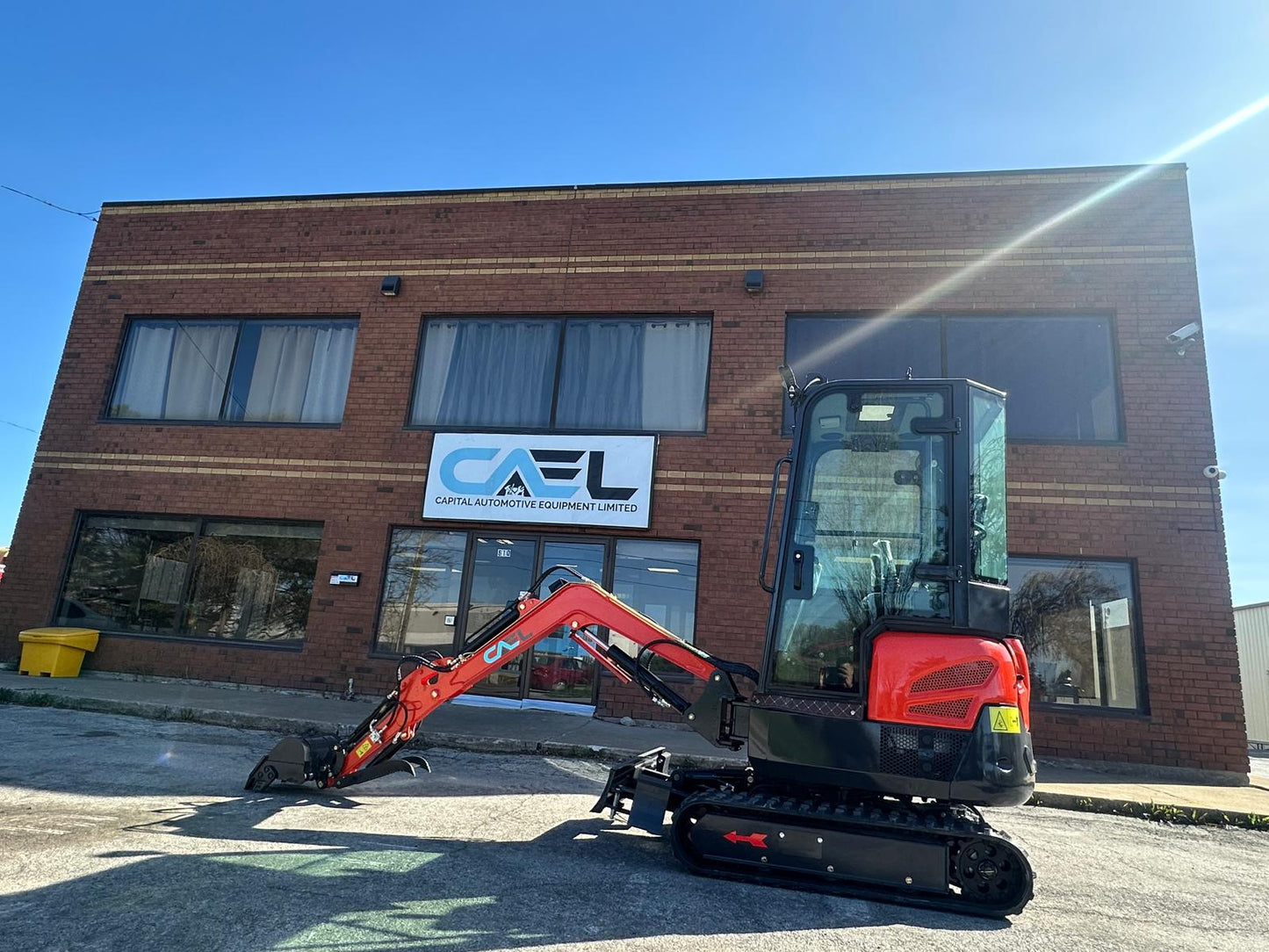 Mini excavator 1.8 ton with Cab – Kubota/Yanmar engine with Hydraulic Thumb & Swing Boom
