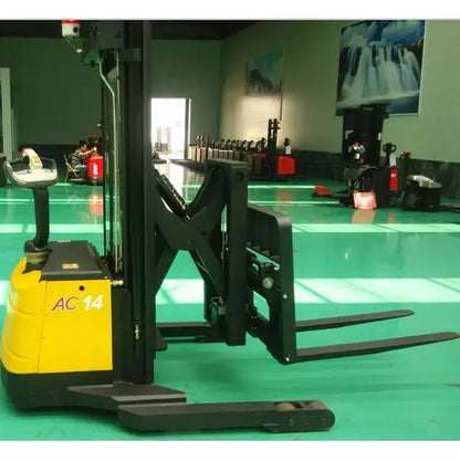 Electric scissor straddle stacker with side shift 1.4T (3086 lbs)- 4.5M
