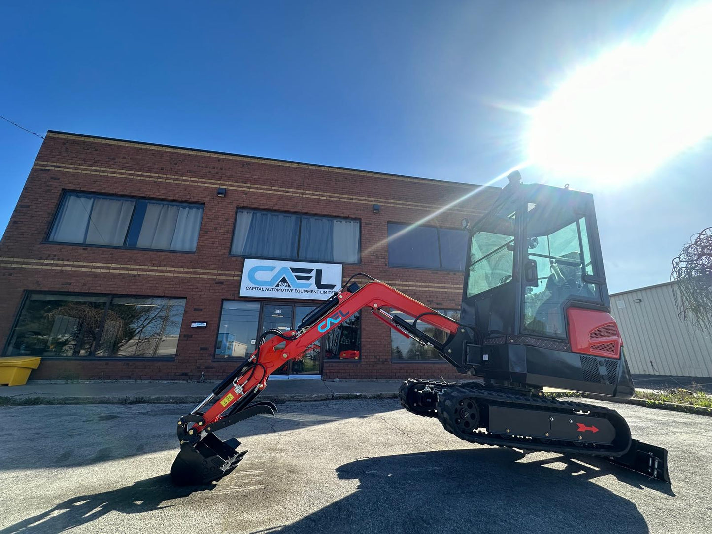 Mini Excavator 2T with Kubota engine, Cab, Hydraulic Thumb and Swing boom (EX20KB-C)
