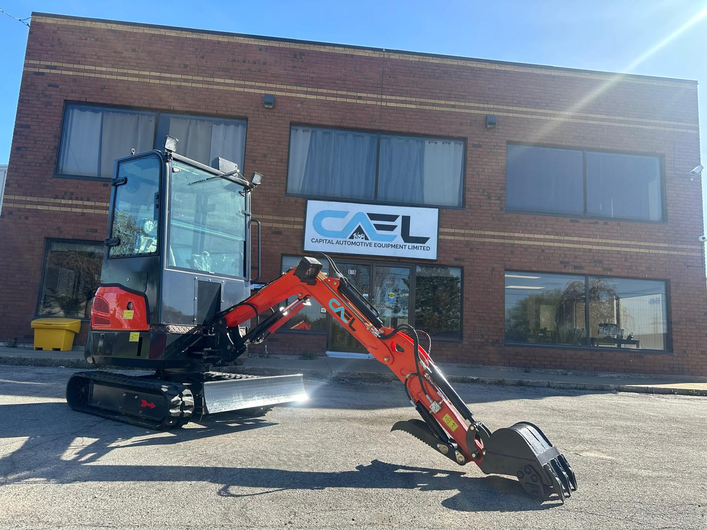 Mini Excavator 2T with Kubota engine, Cab, Hydraulic Thumb and Swing boom (EX20KB-C)