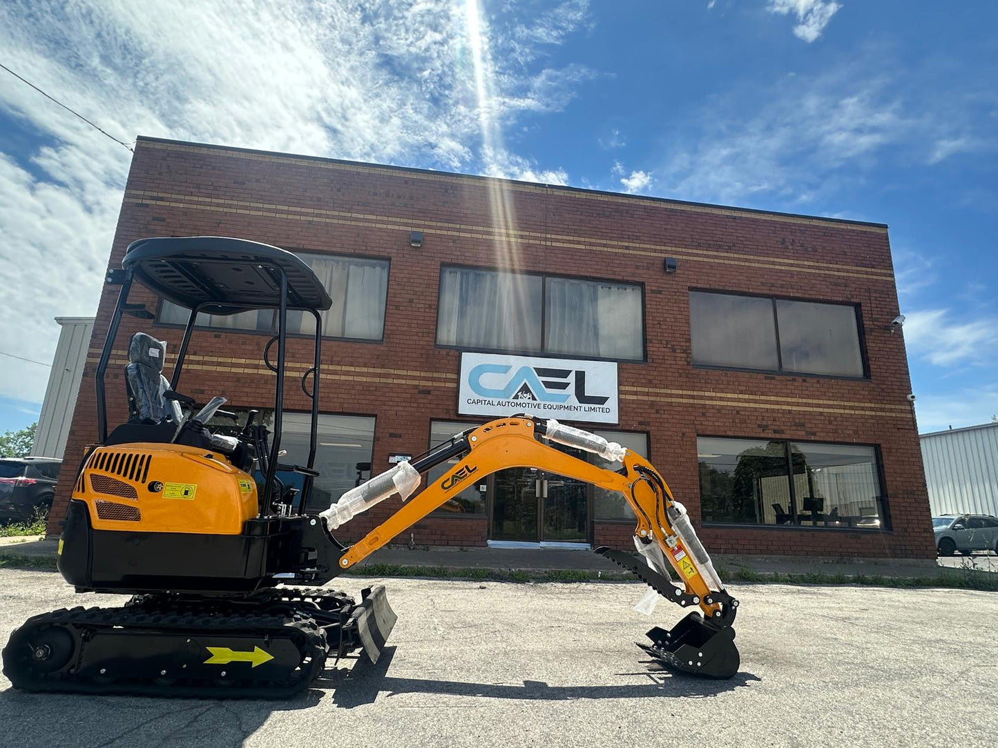 Mini excavator 1.8 Ton with Kubota/Yanmar Engine, Hydraulic Thumb & Swing Boom (EX18KB)