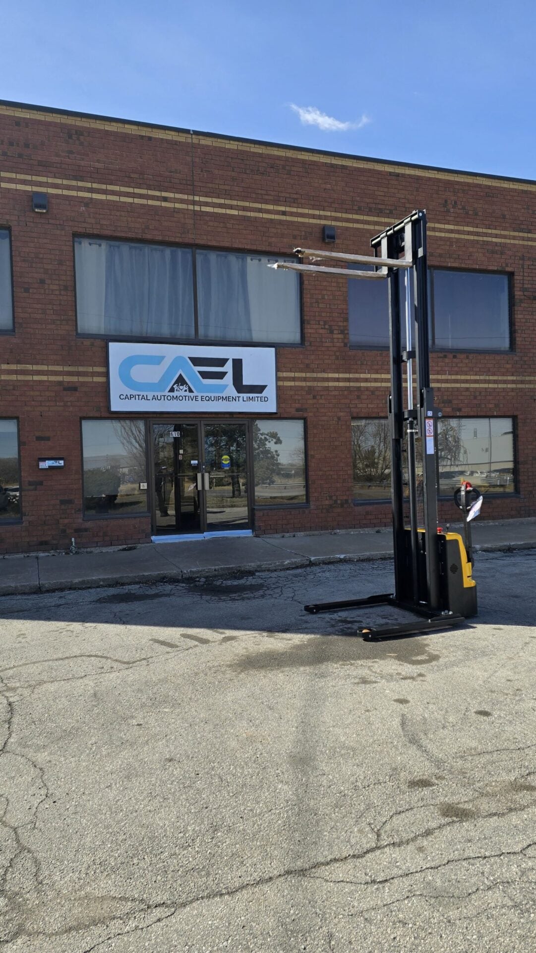 Electric Straddle Stacker 138″