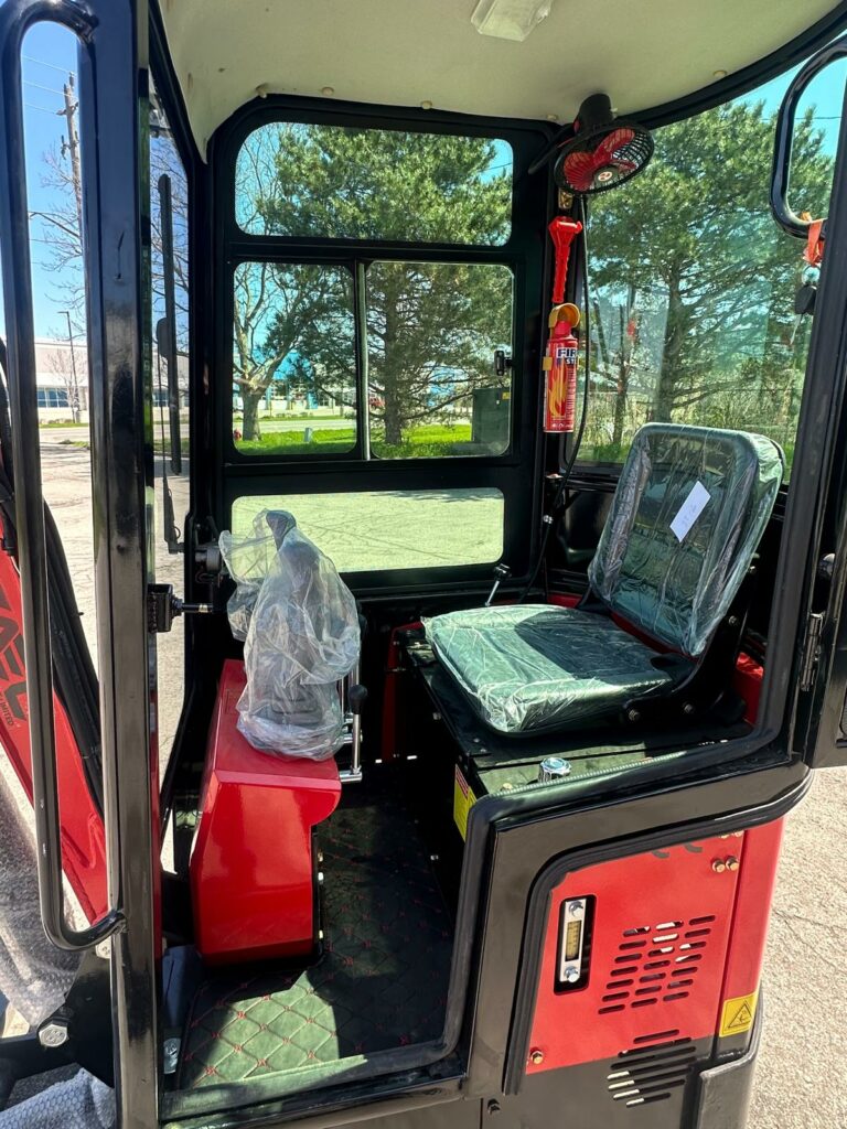 Mini Excavator 1.3T with Briggs and Stratton Cab (EX13BS-C)