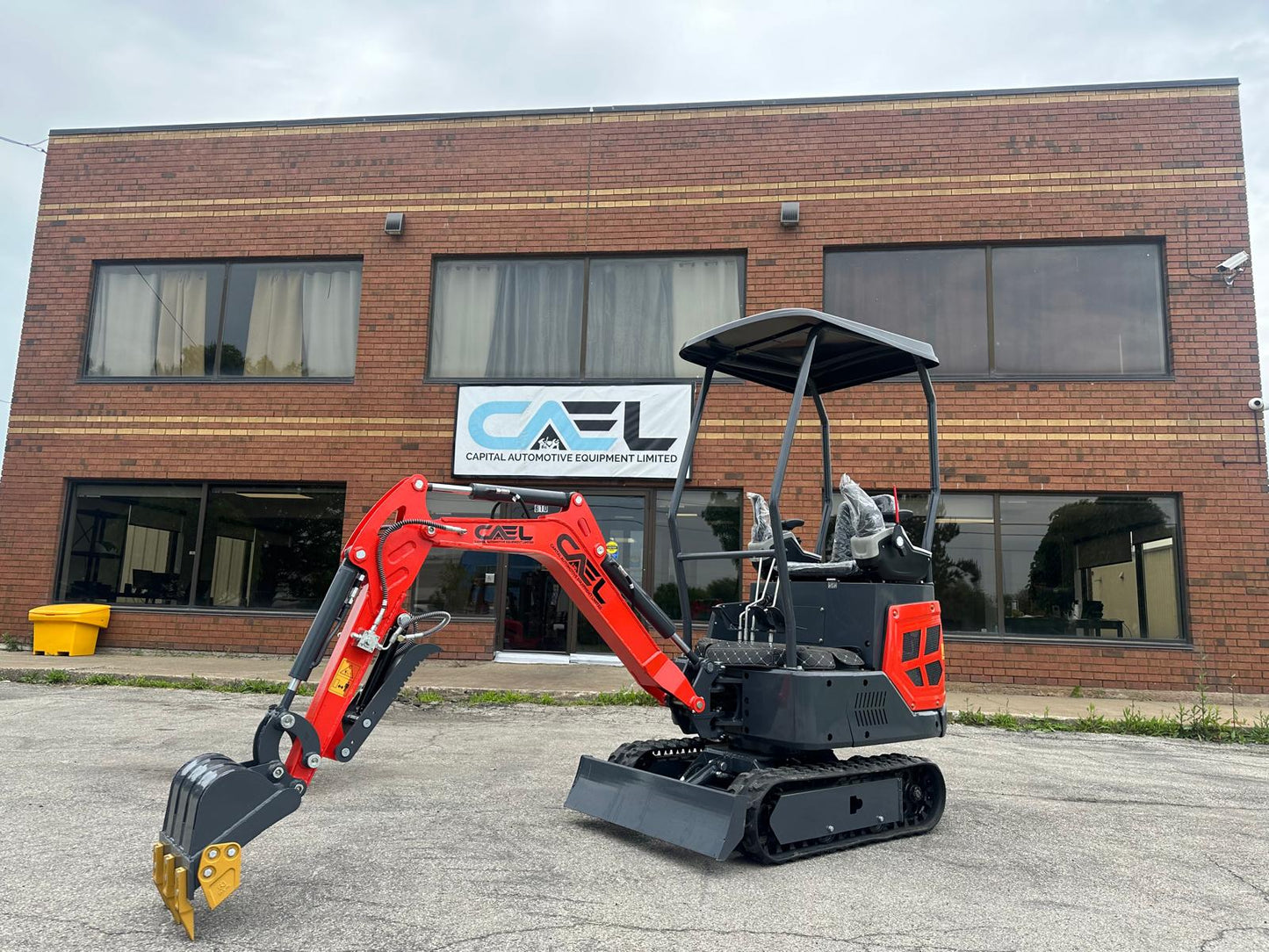 Mini Excavator 1.3T with B&S engine, Hydraulic Thumb & Swing boom & side controls