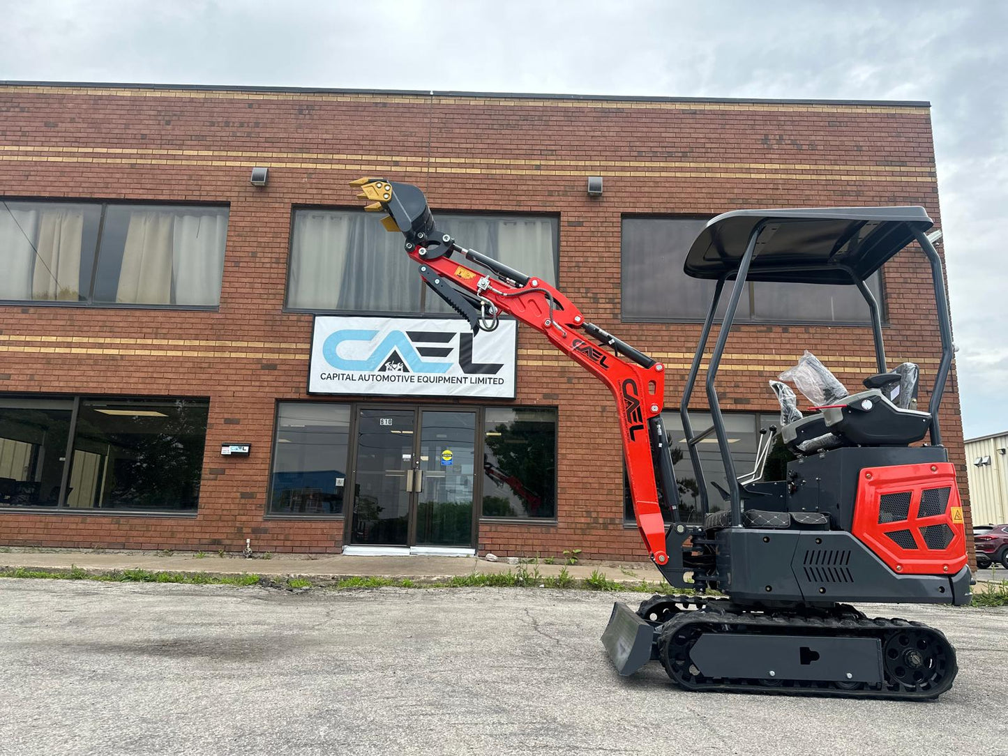 Mini Excavator 1.3T with B&S engine, Hydraulic Thumb & Swing boom & side controls