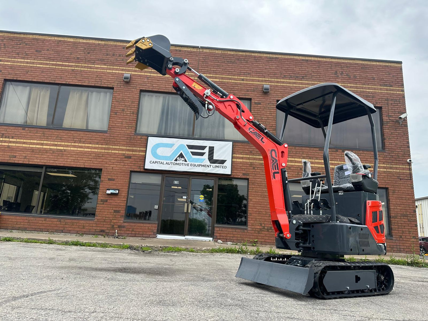 Mini Excavator 1.3T with B&S engine, Hydraulic Thumb & Swing boom & side controls