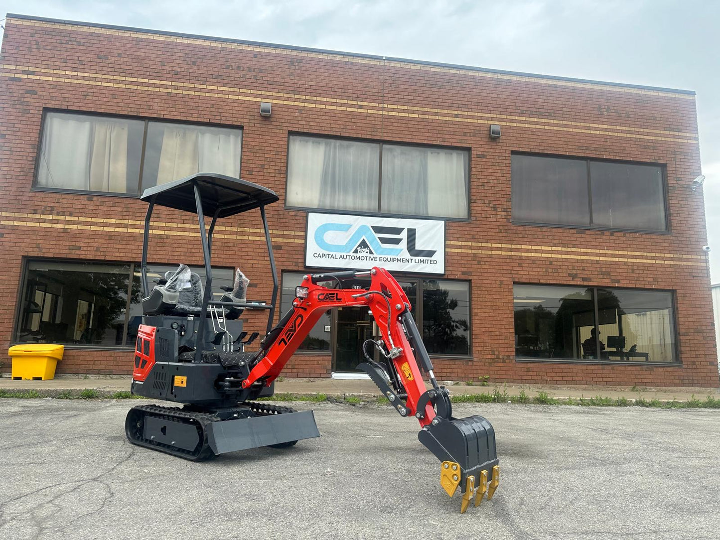 Mini Excavator 1.3T with B&S engine, Hydraulic Thumb & Swing boom & side controls