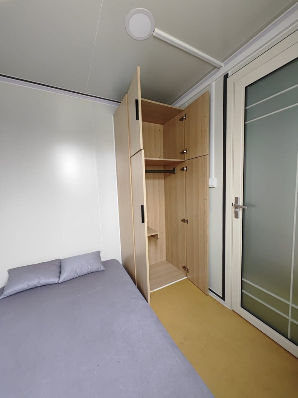 CAEL 20FT Mobile Office Cabin with Bedroom, Bathroom &amp; Kitchen (CAEL-MOC20-BBK-110V)