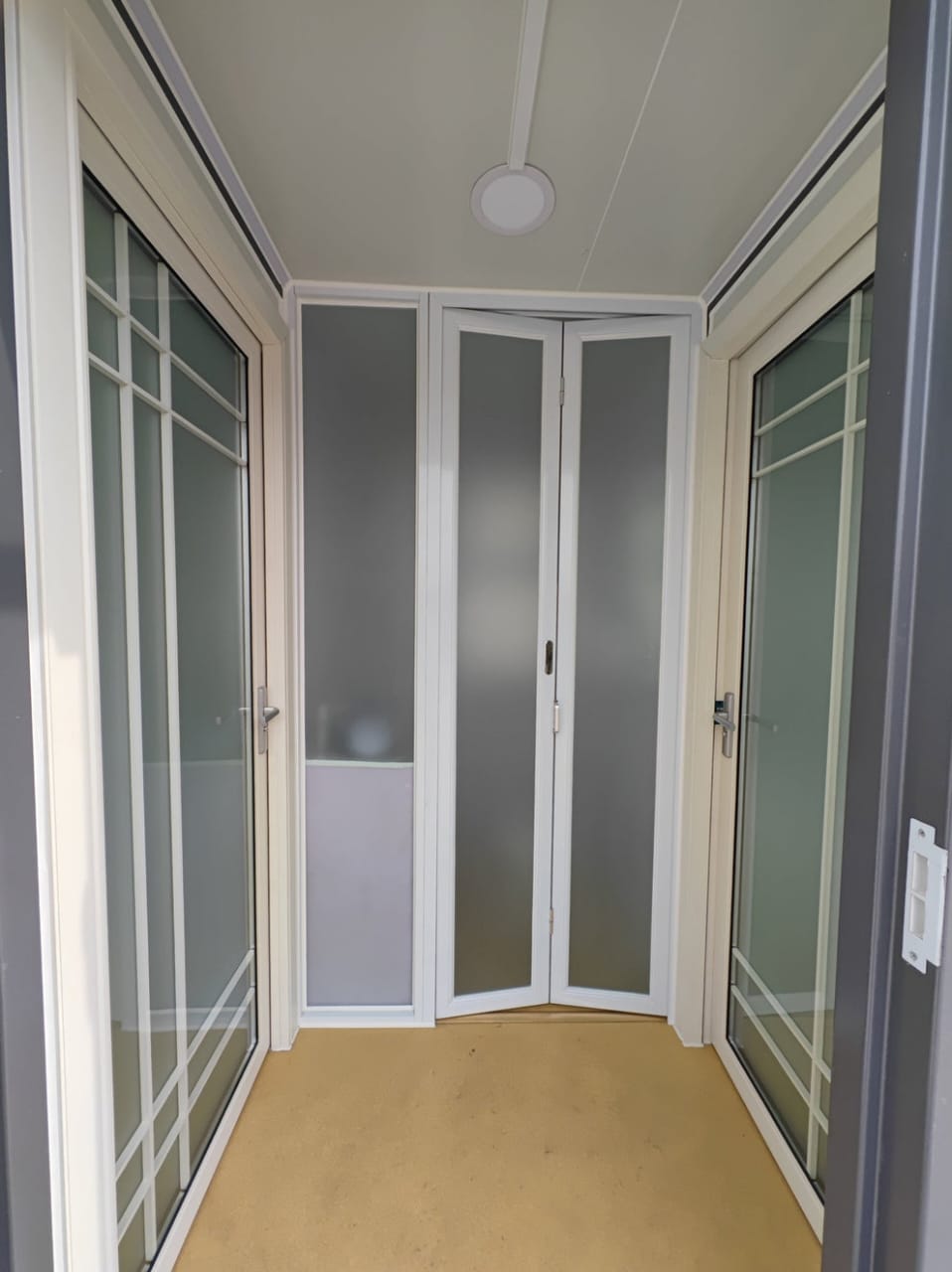 CAEL 20FT Mobile Office Cabin with Bedroom, Bathroom &amp; Kitchen (CAEL-MOC20-BBK-110V)